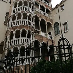 Pensión Alloggi Scala Del Bovolo, Venecia